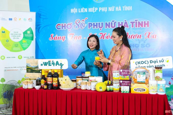 Chị Võ Thị Thu Hằng livestream quảng bá các sản phẩm của HTX trên nền tảng số tại ngày hội "Phụ nữ khởi nghiệp" năm 2026 do Hội LHPN Hà Tĩnh tổ chức.