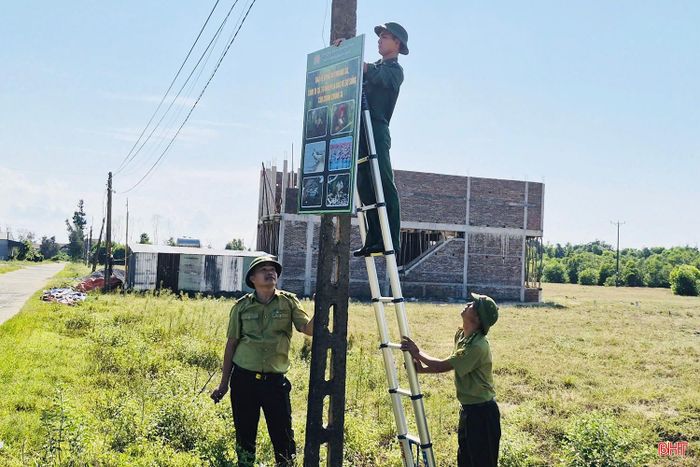 Bên cạnh kiểm tra, xử lý, công tác tuyên truyền, nâng cao nhận thức cũng được các địa phương triển khai bằng nhiều hình thức. Trong đó, việc đặt biển cảnh báo tại những khu vực có nguy cơ phát sinh hoạt động bẫy, bắt chim góp phần nhắc nhở người dân và cộng đồng cùng tham gia bảo vệ các loài chim tự nhiên. (Trong ảnh: Hạt Kiểm lâm Kỳ Anh đặt biển cảnh báo tại những vị trí dễ quan sát để người dân theo dõi và chấp hành các quy định).