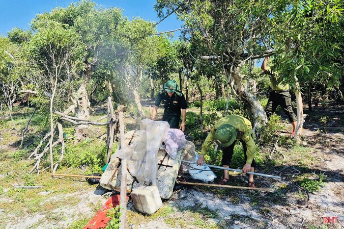 Thời gian qua, lực lượng chức năng và các địa phương trên địa bàn tỉnh đã tăng cường công tác kiểm tra, kịp thời phát hiện, thu giữ và xử lý nhiều công cụ, dụng cụ phục vụ đánh bắt chim tự nhiên. (Trong ảnh: Hạt Kiểm lâm Kỳ Anh cùng các lực lượng tiêu hủy nhiều dụng cụ bẫy chim hoang dã).