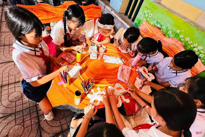Tết Trung thu tại lớp 5A1, Trường Tiểu học Thạch Hà được tổ chức đơn giản, tiết kiệm, trên tinh thần tự nguyện và không thu quỹ.