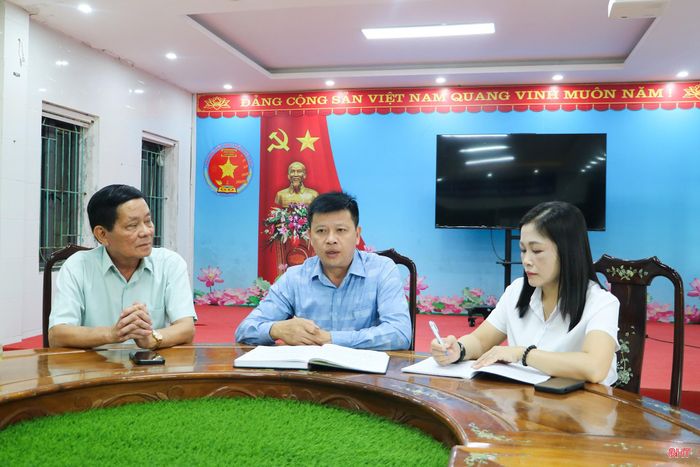 Thầy Thái Biên Cương (người ở giữa) - Hiệu trưởng Trường Tiểu học Trần Viết Thứ làm việc với đại diện ban đại diện cha mẹ học sinh các trường học trước khi sáp nhập.