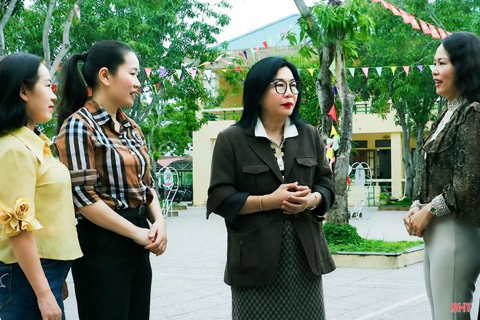 Cô Lê Thị Phương (người thứ 3 bên trái qua) - Hiệu trưởng Trường Tiểu học Thạch Hà trao đổi với các giáo viên về nội dung mới của Thông tư 81.