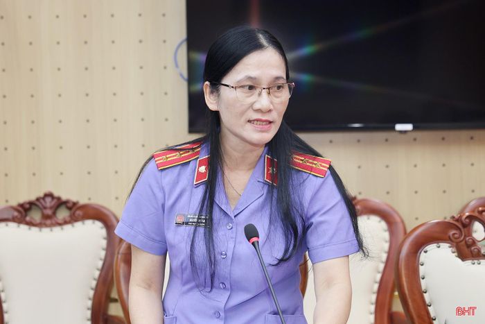 Phó Trưởng phòng Thực hành quyền công tố, kiểm sát xét xử phúc thẩm (Viện KSND tỉnh) Nguyễn Thị Tâm góp ý các dự án luật.