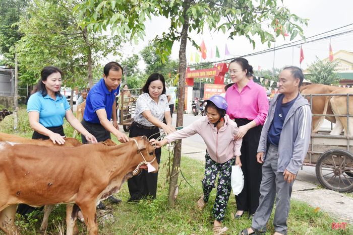 Phó Bí thư Thường trực Đảng ủy xã Mai Phụ Hoàng Thị Quỳnh Oanh nhấn mạnh: “Trao sinh kế chỉ là bước khởi đầu nên MTTQ, các đoàn thể, thôn xóm phải tiếp tục đồng hành, hướng dẫn, theo dõi để nguồn lực đến đúng nơi, duy trì tốt, phát huy hiệu quả. Mỗi hộ được hỗ trợ cũng cần chủ động chăm sóc, phát triển đàn vật nuôi, biến sự hỗ trợ thành động lực vươn lên để sớm thoát nghèo".
