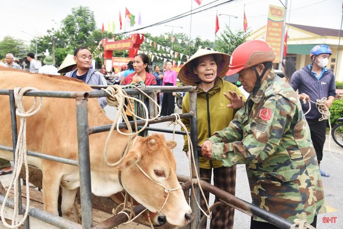 Bà Lê Thị Loan ở thôn Thạch Mỹ xúc động: “Được hỗ trợ con bê giống, gia đình tôi có thêm động lực để vươn lên. Thời gian tới, gia đình sẽ chăm sóc thật tốt, cố gắng nuôi bê nhanh lớn, không bị dịch bệnh, sớm sinh sản; từng bước tích lũy tài sản và vươn lên thoát nghèo bền vững”.
