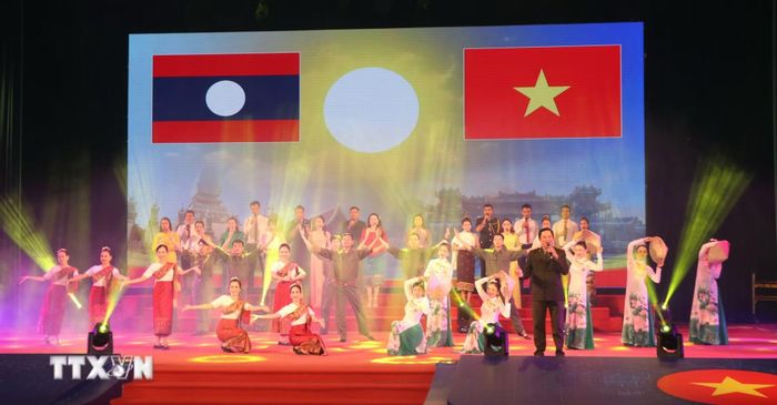 Trong khuôn khổ Ngày hội thắm tình hữu nghị đặc biệt Việt Nam-Lào năm 2023, tối 11/11/2023, tại thành phố Huế diễn ra Chương trình giao lưu nghệ thuật Việt Nam-Lào với chủ đề “Nghĩa tình sắt son - Đời đời bền vững.” (Ảnh: Tường Vi/TTXVN)