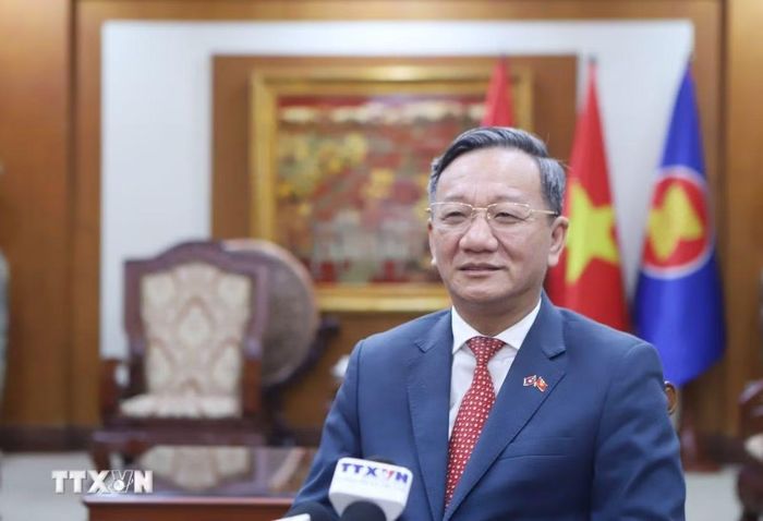 Đại sứ Việt Nam tại Lào Nguyễn Minh Tâm trả lời phỏng vấn. (Ảnh: Xuân Tú/TTXVN)
