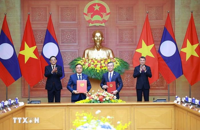 Thủ tướng Lê Minh Hưng và Thủ tướng Lào Sonexay Siphandone chứng kiến trao Thỏa thuận hợp tác giữa Bộ Tài chính Việt Nam và Bộ Tài chính Lào giai đoạn 2026-2030. (Ảnh: Dương Giang/ TTXVN)