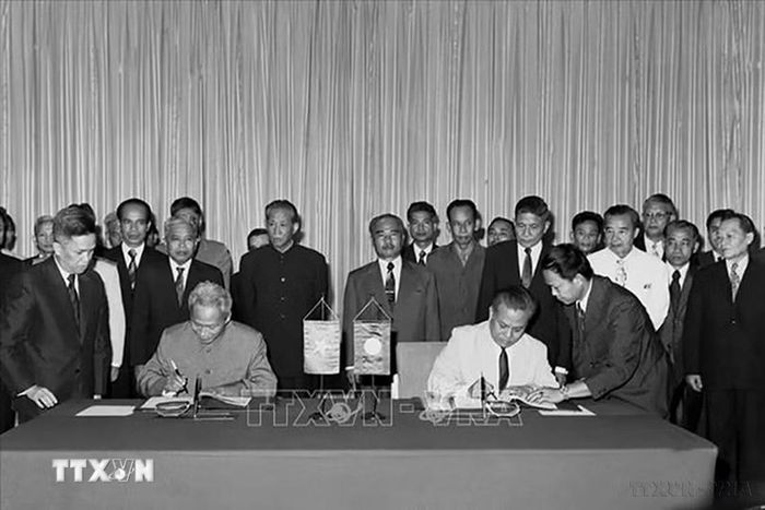 Ngày 18/7/1977, tại Thủ đô Vientiane (Lào), trong chuyến thăm của đoàn đại biểu cấp cao Đảng và Chính phủ Việt Nam do Tổng Bí thư Lê Duẩn và Thủ tướng Phạm Văn Đồng dẫn đầu, Cộng hòa xã hội chủ nghĩa Việt Nam và Cộng hòa dân chủ nhân dân Lào đã ký kết Hiệp ước hữu nghị và hợp tác, Hiệp ước hoạch định biên giới quốc gia, mở ra một trang mới trong quan hệ hợp tác toàn diện giữa hai nước. (Ảnh: Tư liệu TTXVN)
