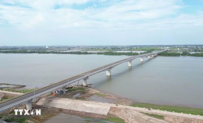 Cầu sông Hồng nối liền 2 tỉnh Hưng Yên và Ninh Bình trên tuyến đường bộ ven biển. (Ảnh: Thế Duyệt/TTXVN)