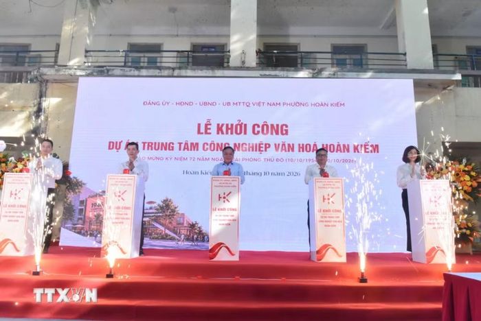 Các đại biểu thực hiện nghi thức khởi công dự án tại phường Hoàn Kiếm, Hà Nội. (Ảnh: Trung Nguyên/TTXVN)