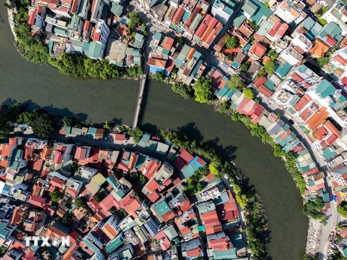 Người dân hai bên sông Nhuệ dọc Tả Thanh Oai đang ngày ngày phải sống chung với ô nhiễm nghiêm trọng. (Ảnh minh họa: Lê Đông/TTXVN)