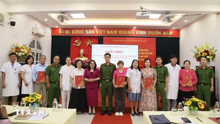Ra mắt 5 tổ giám sát an toàn thực phẩm tại cộng đồng phường Cửa Nam (Hà Nội). (Ảnh minh họa: Nguyễn Cúc/TTXVN)