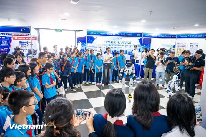 Hoạt động quy tụ 25 gian hàng trên diện tích 300m2 cùng Khu Trải nghiệm STEM tương tác, nhằm thúc đẩy đổi mới sáng tạo, chuyển đổi số và phát triển nguồn nhân lực công nghệ cao của Thủ đô. (Ảnh: Minh Sơn/Vietnam+)