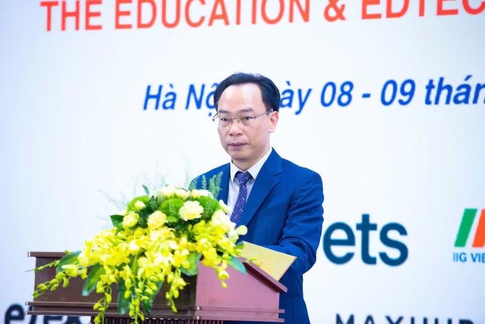 Bộ trưởng Bộ Giáo dục và Đào tạo Hoàng Minh Sơn phát biểu khai mạc triển lãm. (Ảnh: Vietnam+)