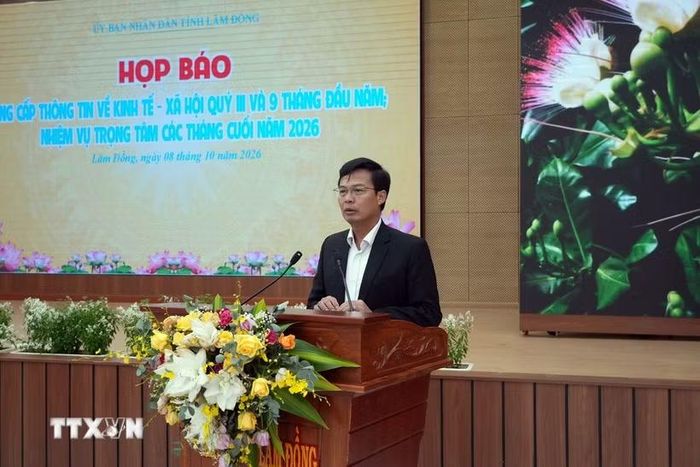 Phó Chủ tịch UBND tỉnh Lâm Đồng Đinh Văn Tuấn chủ trì cuộc họp báo cung cấp thông tin 9 tháng đầu năm cho báo chí. (Ảnh: Chu Quốc Hùng/TTXVN)
