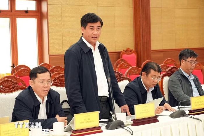 Ông Trần Hữu Tuấn, Phó Giám đốc Sở Nội vụ Lâm Đồng, trả lời câu hỏi của phóng viên TTXVN liên quan đến nội dung điều chỉnh địa giới hành chính giữa 2 tỉnh Lâm Đồng và Đồng Nai. (Ảnh: Chu Quốc Hùng/TTXVN)