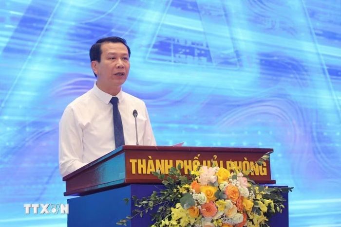 Phó Chủ tịch Hội đồng Nhân dân thành phố Hải Phòng Bùi Đức Quang phát biểu khai mạc diễn đàn. (Ảnh: Mạnh Minh/TTXVN)