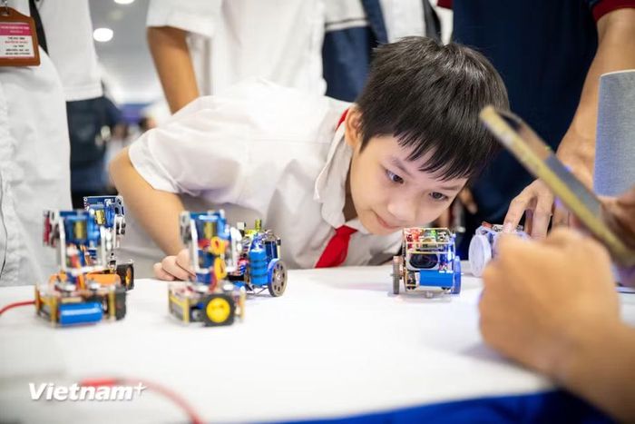 Việc để học sinh và sinh viên tiếp xúc sớm với robot, AI, tự động hóa và các công nghệ mới có ý nghĩa giúp các em hình thành sự tò mò, tư duy giải quyết vấn đề và bước đầu nhận diện những lĩnh vực nghề nghiệp mới đang hình thành. (Ảnh: Minh Sơn/Vietnam+)