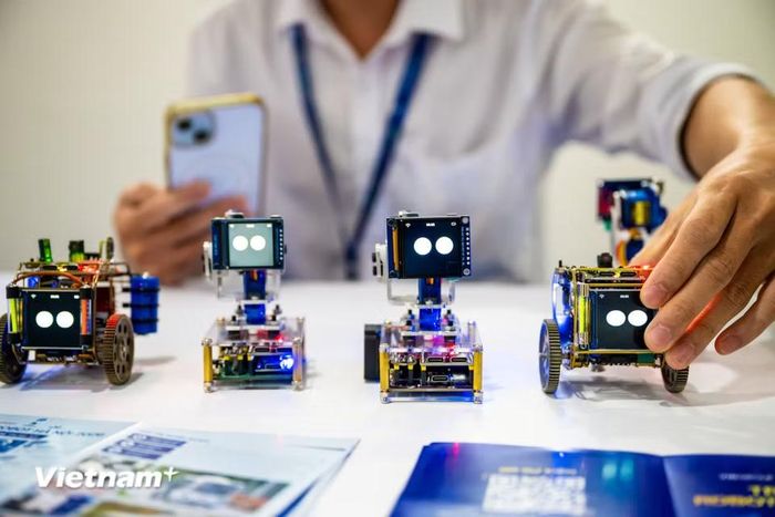 Đó cũng là lý do những không gian kết nối giữa Nhà nước, nhà trường, viện nghiên cứu, doanh nghiệp và học sinh, sinh viên ngày càng có ý nghĩa trong quá trình hình thành hệ sinh thái đổi mới sáng tạo. (Ảnh: Minh Sơn/Vietnam+)