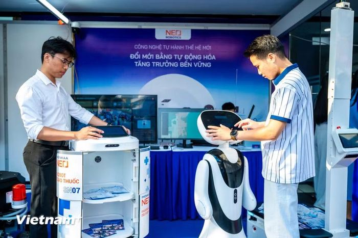 Điều đáng chú ý hơn cả ở Triển lãm Robot Hà Nội 2026 không nằm ở số lượng robot xuất hiện mà ở cách những công nghệ này được kết nối với thế hệ trẻ. Robot và AI đang nhanh chóng chuyển từ những công nghệ mang tính trình diễn sang các công cụ được ứng dụng trong sản xuất và đời sống. (Ảnh: Minh Sơn/Vietnam+)