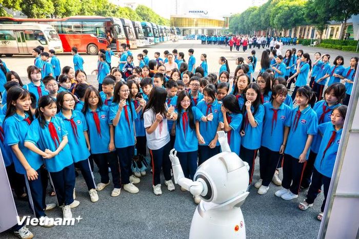 Thay vì chỉ đứng trước các sản phẩm được trưng bày, các em được trực tiếp lập trình, chơi cờ với robot, quan sát khả năng vận động của robot hình người, robot bốn chân, tìm hiểu thị giác máy tính, lắp ráp mô hình thông minh và khám phá các ứng dụng IoT, tự động hóa. (Ảnh: Minh Sơn/Vietnam+)