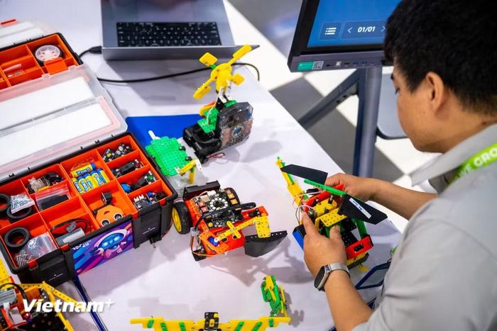 Từ robot công nghiệp đến robot giáo dục, từ AI đến thị giác máy tính, từ tự động hóa đến IoT, những công nghệ được giới thiệu tại triển lãm đều có thể trở thành những "bài học sống" về năng lực công nghệ. (Ảnh: Minh Sơn/Vietnam+)