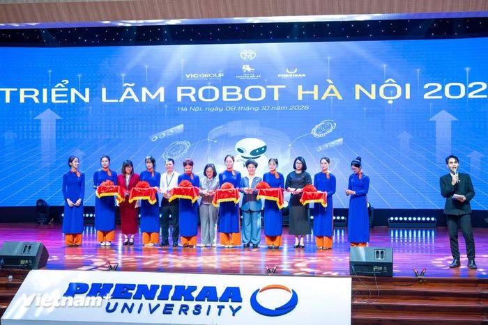 Triển lãm do Sở Khoa học và Công nghệ Hà Nội chủ trì, với sự tham gia tổ chức của Trung tâm Chuyển đổi số thành phố Hà Nội nhằm giới thiệu những thành tựu khoa học, công nghệ tiên tiến, đồng thời kiến tạo mạng lưới kết nối giữa cơ quan quản lý, viện nghiên cứu, trường đại học và doanh nghiệp công nghệ. (Ảnh: Minh Sơn/Vietnam+)
