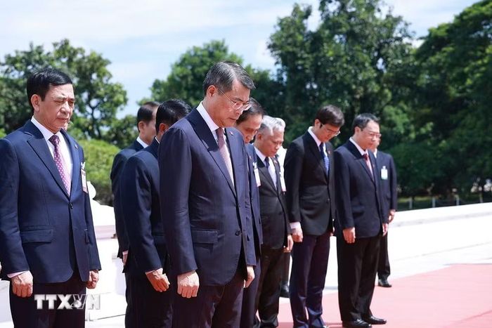Thủ tướng Lê Minh Hưng đặt vòng hoa tưởng niệm tại Đài liệt sỹ vô danh Lào. (Ảnh: Dương Giang/TTXVN)