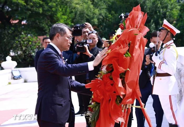 Thủ tướng Lê Minh Hưng đặt vòng hoa tưởng niệm tại Đài liệt sỹ vô danh Lào. (Ảnh: Dương Giang/TTXVN)