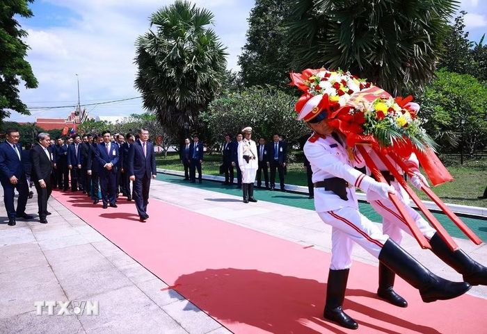 Thủ tướng Lê Minh Hưng và đoàn đại biểu cấp cao Việt Nam đến đặt vòng hoa tưởng niệm tại Đài liệt sỹ vô danh Lào. (Ảnh: Dương Giang/TTXVN)