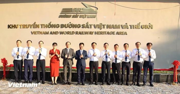 Lãnh đạo Cục Đường sắt và Tập đoàn Đường sắt Quốc gia Việt Nam (VNR) đã tổ chức lễ khánh thành Khu truyền thống Đường sắt Việt Nam và thế giới. (Ảnh: Việt Hùng/Vietnam+)