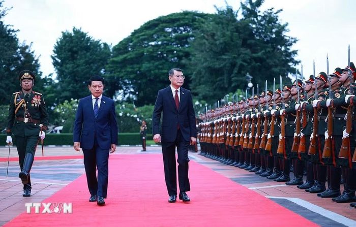 Thủ tướng Lê Minh Hưng và Thủ tướng Saleumxay Kommasith duyệt Đội danh dự Quân đội nhân dân Lào. (Ảnh: Dương Giang/TTXVN)