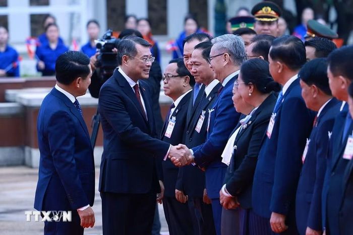 Thủ tướng Lê Minh Hưng với thành viên đoàn cấp cao Lào tham dự lễ đón. (Ảnh: Dương Giang/TTXVN)