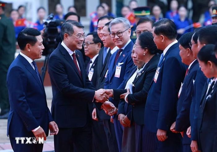 Thủ tướng Lê Minh Hưng với thành viên đoàn cấp cao Lào tham dự lễ đón. (Ảnh: Dương Giang/TTXVN)