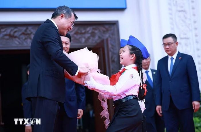 Thiếu nhi Thủ đô Vientiane tặng hoa chào mừng Thủ tướng Chính phủ Lê Minh Hưng thăm chính thức Lào. (Ảnh: Dương Giang/TTXVN)