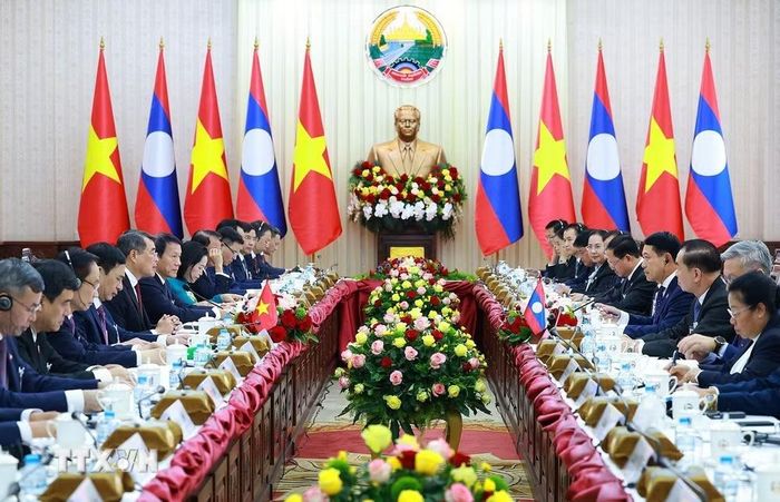 Thủ tướng Lê Minh Hưng và Thủ tướng Lào Saleumxay Kommasith hội đàm. (Ảnh: Dương Giang/TTXVN)