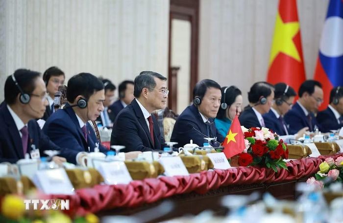Thủ tướng Lê Minh Hưng và Thủ tướng Lào Saleumxay Kommasith hội đàm. (Ảnh: Dương Giang/TTXVN)
