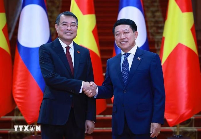 Thủ tướng Lê Minh Hưng và Thủ tướng Lào Saleumxay Kommasith chụp ảnh chung. (Ảnh: Dương Giang/TTXVN)