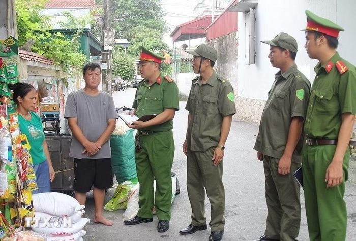 Công an xã và lực lượng tham gia bảo vệ an ninh trật tự xã tuyên truyền, phổ biến các phương thức, thủ đoạn hoạt động của các loại tội phạm cho nhân dân. (Ảnh minh họa: TTXVN)