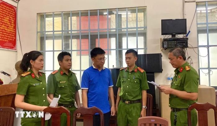 Cơ quan chức năng tỉnh tây Ninh tống đạt quyết định khởi tố, bắt tạm giam đối tượng. (Ảnh minh họa: TTXVN phát)