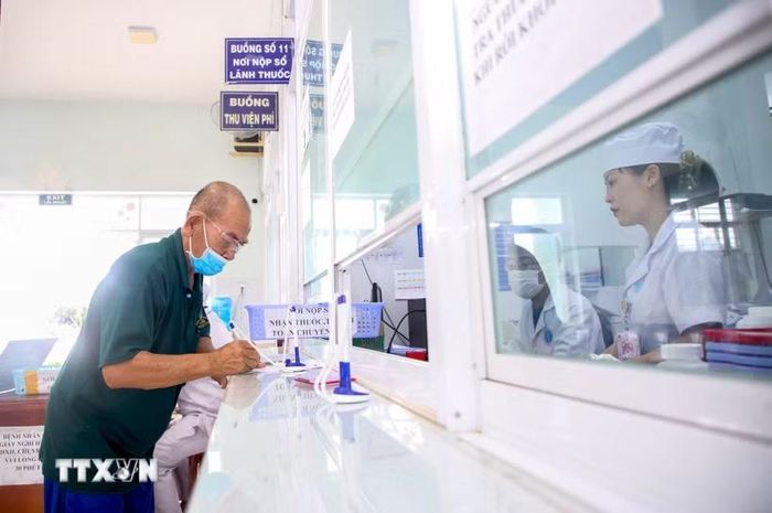 Người dân làm thủ tục khám chữa bệnh bảo hiểm y tế. (Ảnh: TTXVN/Vietnam+)
