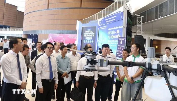 Đại biểu tham quan các giải pháp công nghệ, sản phẩm công nghệ tại Diễn đàn chuyển đối số Hải Phòng 2026. (Ảnh: Mạnh Minh/TTXVN)
