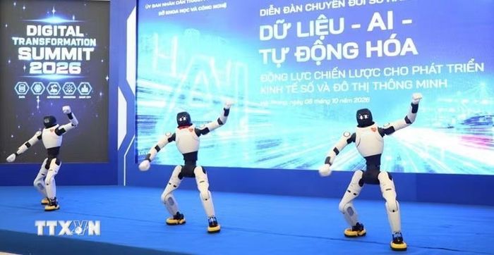 Màn trình diễn võ thuật và nhảy múa của bộ ba robot hình người AGIBOT X2 Lite tại Diễn đàn chuyển đổi số Hải Phòng 2026. (Ảnh: Mạnh Minh/TTXVN)