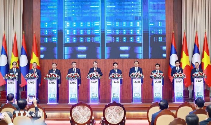 Thủ tướng Lê Minh Hưng và Thủ tướng Lào Saleumxay Kommasith thực hiện nghi thức bàn giao Hệ thống quản lý dân cư và căn cước công dân tại Lào. (Ảnh: Dương Giang/TTXVN)