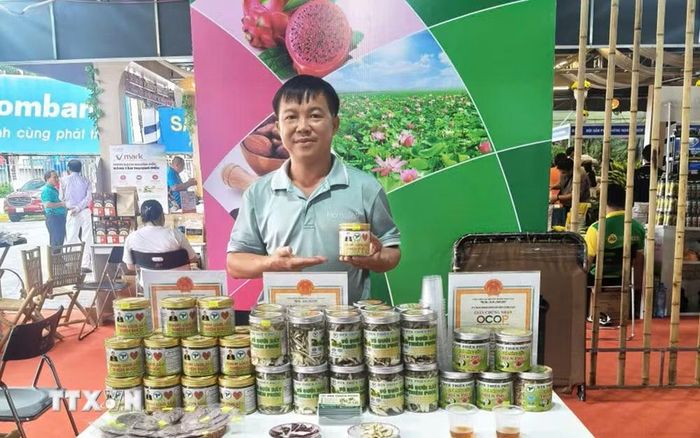 Ông Nguyễn Hữu Phúc, Giám đốc Hợp tác xã Thiên Phúc, xã Mỹ Tịnh An, tỉnh Đồng Tháp giới thiệu các sản phẩm OCOP tiêu biểu của hợp tác xã. (Ảnh: Hữu Chí/TTXVN)