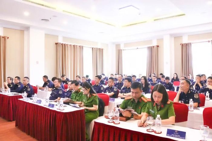 Hải quan và Công an trao đổi các bài thực hành tổng hợp xử lý tình huống. (HQ)