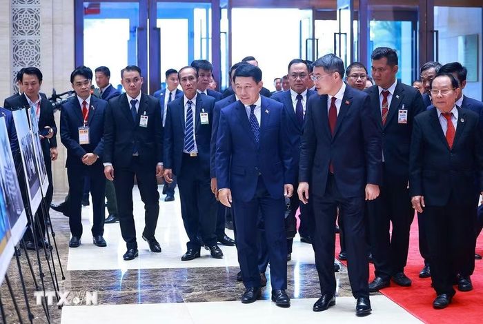 Thủ tướng Lê Minh Hưng và Thủ tướng Lào Saleumxay Kommasith tham quan trưng bày ảnh về quan hệ hợp tác giữa hai nước tại Hội nghị Xúc tiến đầu tư Việt Nam-Lào. (Ảnh: Dương Giang/TTXVN)