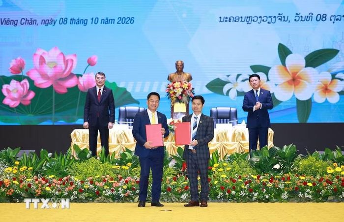 Thủ tướng Lê Minh Hưng và Thủ tướng Lào Saleumxay Kommasith chứng kiến trao chứng nhận và thoả thuận hợp tác đầu tư giữa doanh nghiệp hai nước. (Ảnh: Dương Giang/TTXVN)