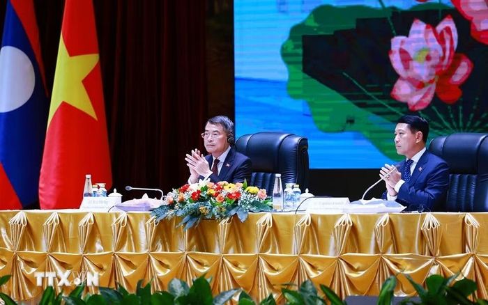 Thủ tướng Lê Minh Hưng và Thủ tướng Lào Saleumxay Kommasith đồng chủ trì Hội nghị Xúc tiến đầu tư Việt Nam-Lào. (Ảnh: Dương Giang/TTXVN)